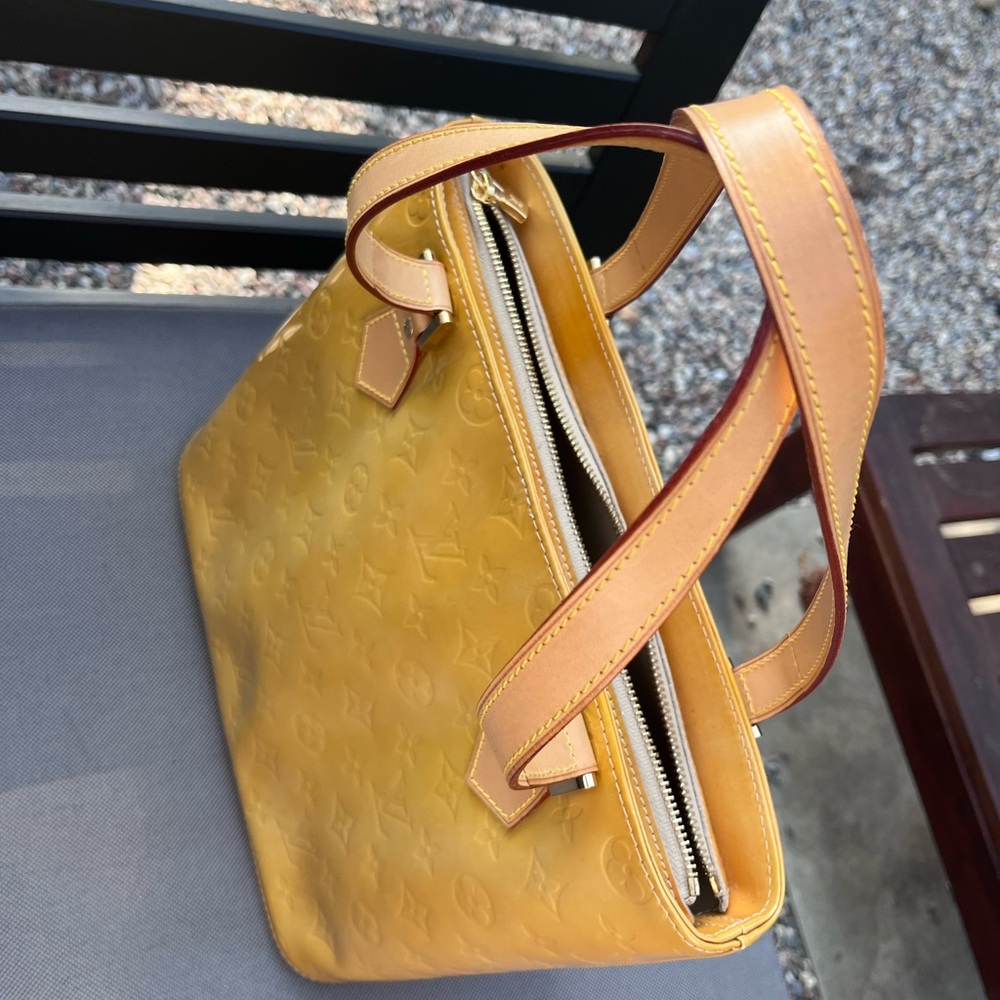 100% Authentic
Louis Vuitton Gold and Tan Houston Vernis - Picture 10 of 14